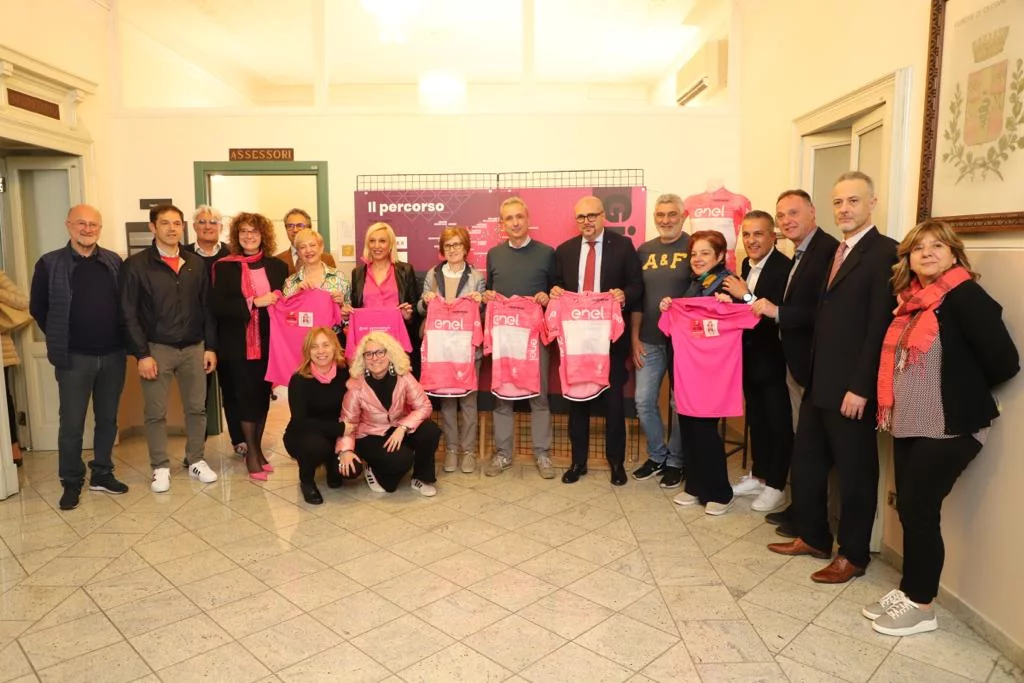 Giro d’Italia a Cassano Magnago: la nostra Bcc “firma” 1.100 magliette rosa per i bambini e il grande monumento